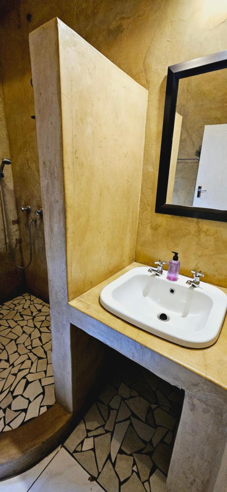Old Vic Travellers Inn Nelspruit Mbombela Bagian luar foto