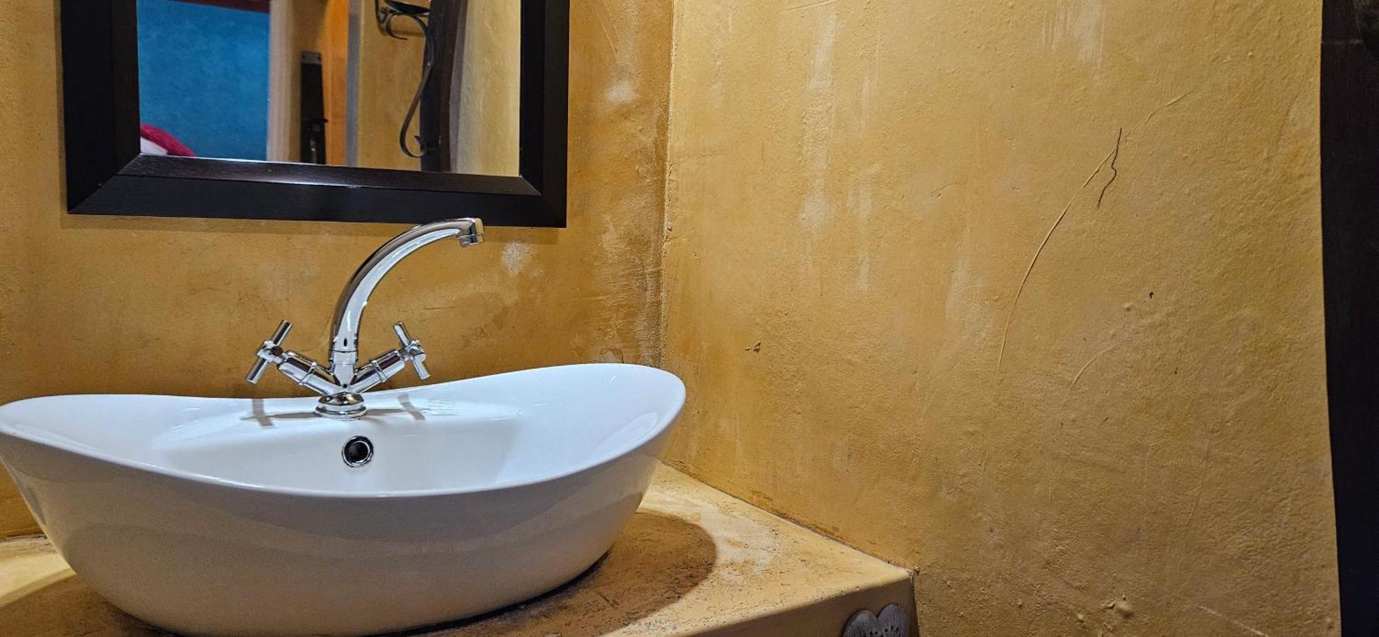Old Vic Travellers Inn Nelspruit Mbombela Bagian luar foto